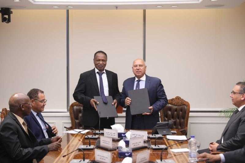 توقيع محضر الاجتماع الأول للجنة المصرية السودانية لدراسة مشروع الربط السككي بين البلدين