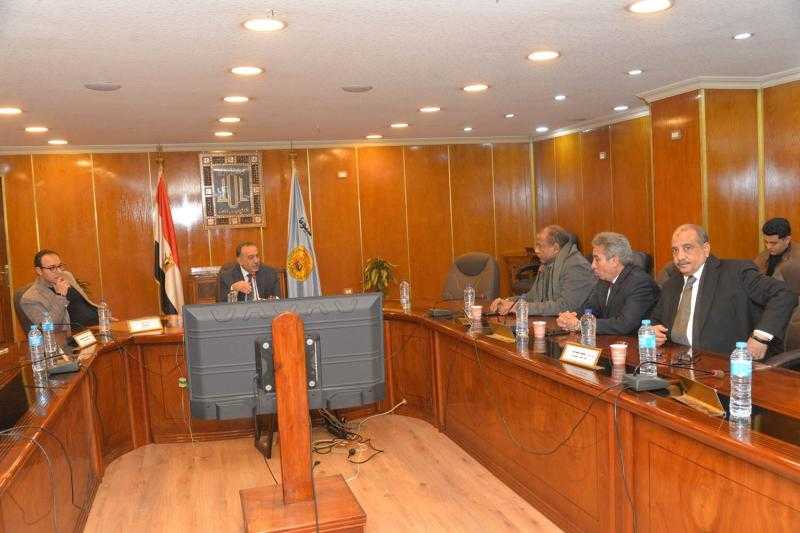 محافظ أسيوط: تقديم سبل الدعم وتذليل العقبات أمام المشروعات الصغيرة ويعلن عن تنظيم سوق اليوم الواحد بأرض الملاعب نهاية الشهر الجاري