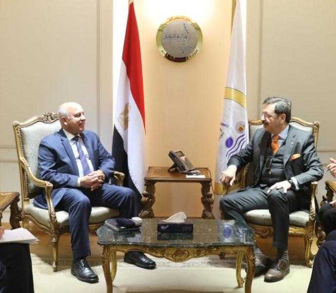 وزير الصناعة والنقل يستقبل وفد من المستثمرين الاتراك لبحث إقامة منطقة صناعية تركية بمصر