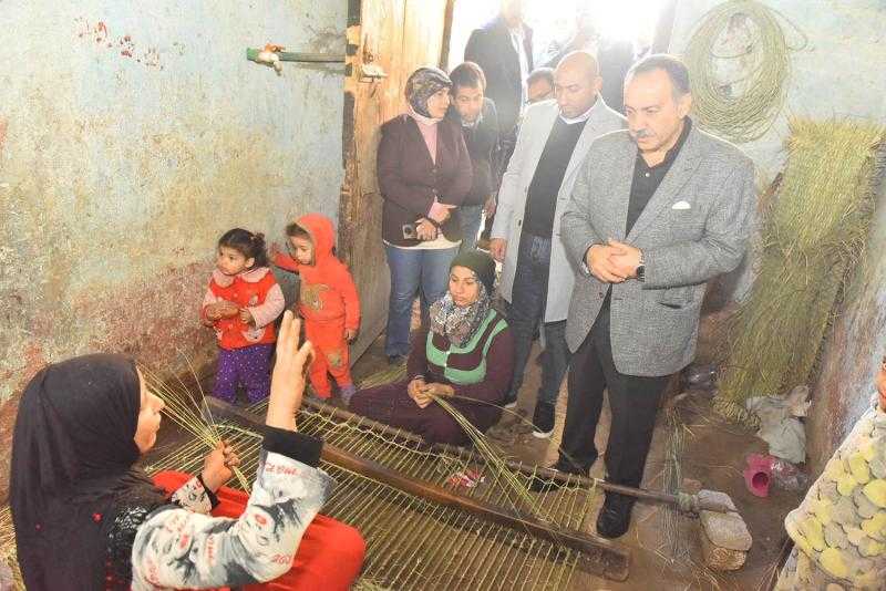 محافظ أسيوط يتفقد ورش لصناعة منتجات من نبات الحلفا بقرية بني طالب بمركز الفتح