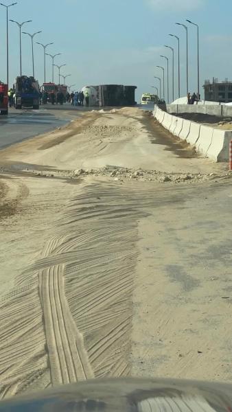 انقلاب سيارة تريلا محملة مواد بترولية بالقرب من حى الاسمراتl صور