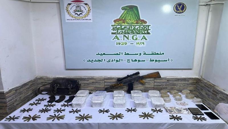 المضبوطات مع المتهم 