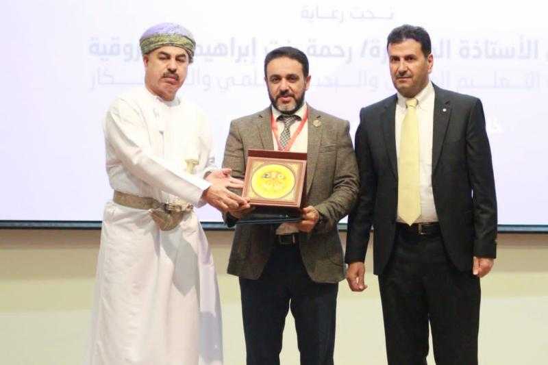 مستشار رئيس جامعة الأزهر للتحول الرقمي يشارك في مؤتمر دولي بسلطنة عمان حول دور الذكاء الاصطناعي في تعزيز عمليات القبول والتسجيل