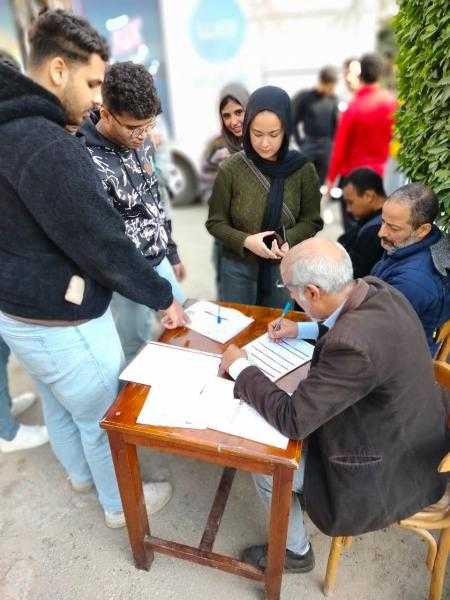 لليوم الثاني على التوالي توزيع خطوط المحمول المجانية على طلاب جامعة عين شمس