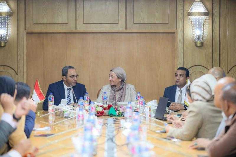 وزيرة البيئة ومحافظ قنا يعقدان جلسة بديوان عام المحافظة لمناقشة عدد من الملفات البيئية الهامة ومحاور مبادرة قنا صديقة للبيئة