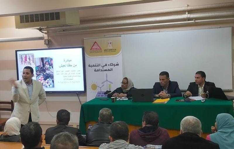 محافظ بني سويف يناقش نتائج مشاركة وحدة السكان في دورة تنمية مهارات القيادات في نسختها الرابعة لدعم القضية السكانية