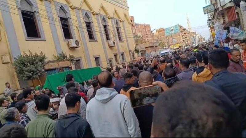 حزن كبير.. الآلاف يشيعون جنازة 4 عمال لقوا مصرعهم في بيارة صرف صحي