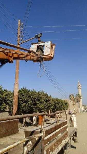 محافظ أسيوط: استمرار تركيب كشافات جديدة لرفع كفاءة منظومة الإنارة بقرية مير بالقوصية
