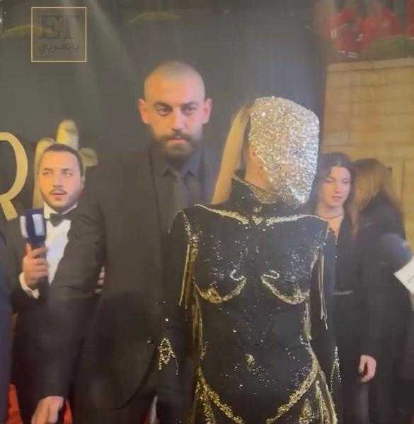 باميلا الكيك تطل بالقناع على السجادة الحمراء لمهرجان الموريكس دور