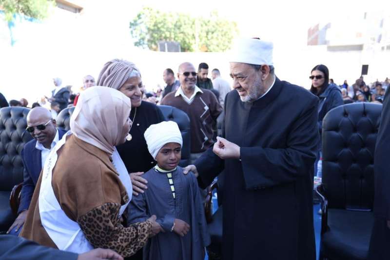 شيخ الأزهر يجبر بخاطر طفل أقصري ويستمع إلى قصيدته