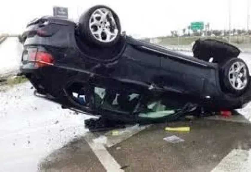 انقلاب سيارة ملاكي في أسيوط ينهي حياة سائق ويصيب اثنين