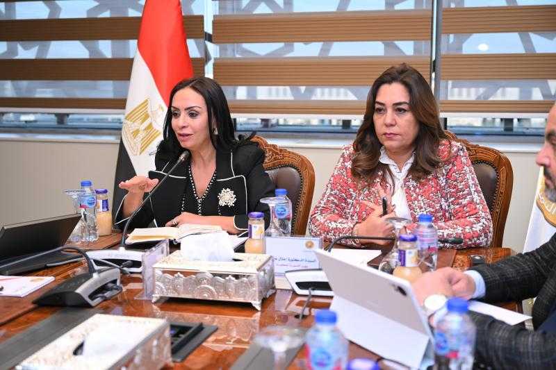 عبر الفيديو كونفرانس.. وزيرتا التنمية المحلية والتضامن الاجتماعي تبحثان مع المحافظين آليات التنسيق مع الجمعيات الأهلية لرفع كفاءة منازل الفئات الأولي بالرعاية