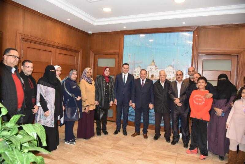 محافظ بورسعيد يستقبل أسر وأبطال المقاومة الشعبية  ويقدم التهنئة لهم بعيد النصر