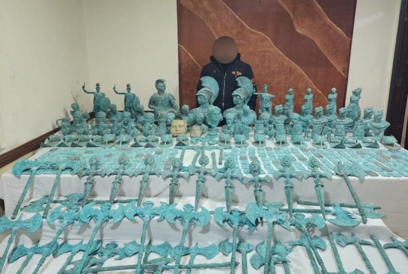 قطع أثرية بحوزة المتهمين