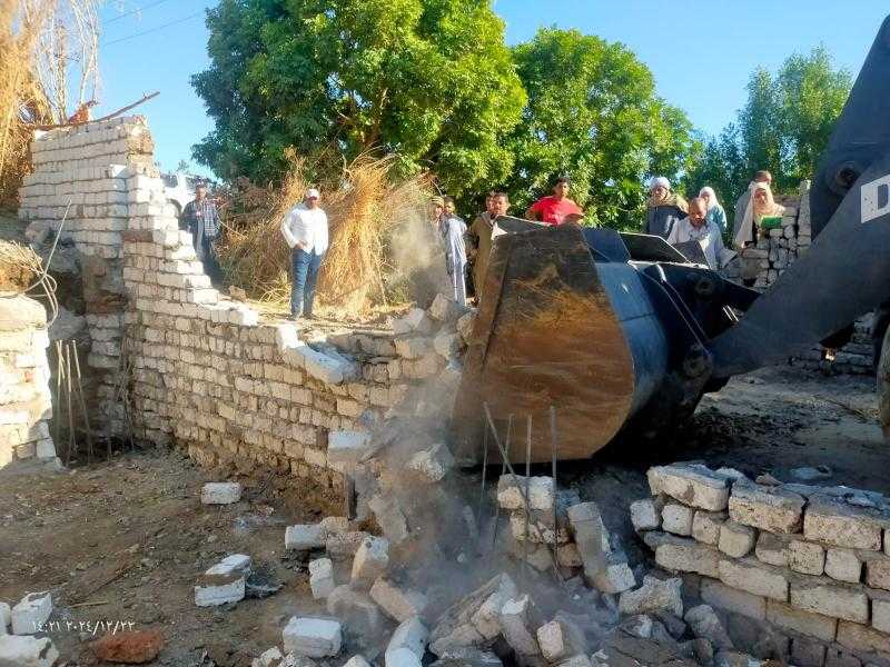 إزالة ٤ حالات تعدي على مساحة ٣٧٣ متر بمركز أرمنت بالأقصر