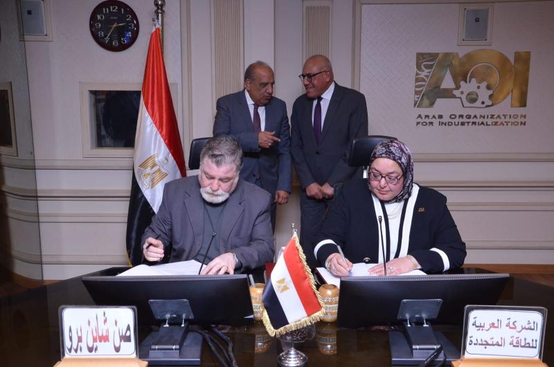 وزير الكهرباء يشهد مراسم توقيع عقد إنشاء مشروع صناعي مشترك للألواح الشمسية