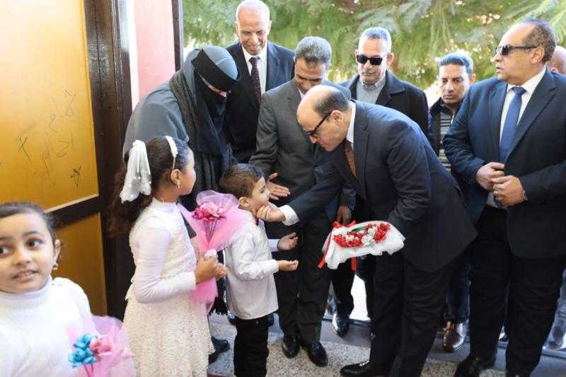 محافظ كفرالشيخ يفتتح معرض شتاء دافئ بمدرسة رزق حمامو الابتدائية ببلطيم لدعم الطلاب الأولى بالرعاية