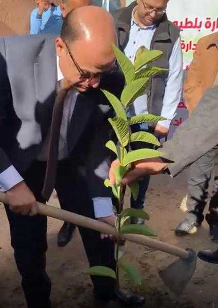 محافظ كفرالشيخ يزرع الأشجار المثمرة بقرية لاندهور