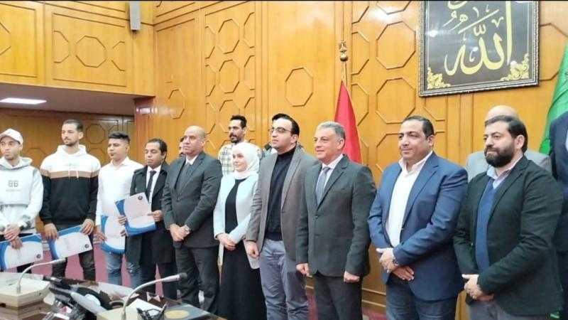 محافظ الإسماعيلية يسلم 15 عقد عمل للشباب