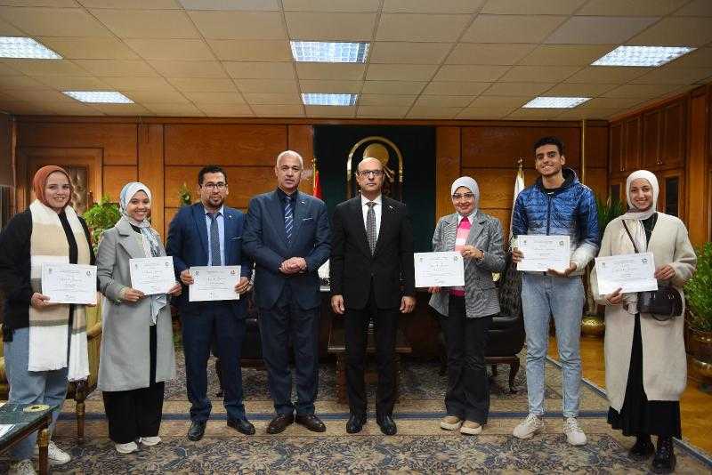 طلاب كلية التربية النوعية بجامعة أسيوط يشاركون بمشروع بحثي عن دور الموسيقى في تعزيز الوعي البيئي في مسابقة الخطابة البيئية بدبي