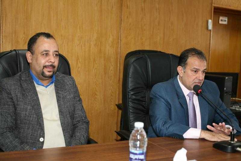 رئيس جامعة جنوب الوادي يعقد اجتماعا لمتابعة المشروعات التطويرية بالمستشفيات الجامعية