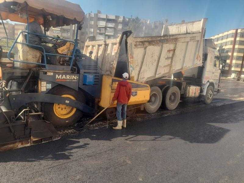 استمرار أعمال تطوير ورفع كفاءة شارع العبور بداية من شارع نهضة مصر وحتى مديرية الاسكان ببورسعيد
