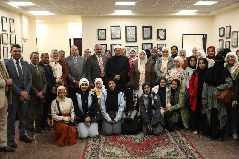 رئيس جامعة الأزهر يفتتح معرضَ الأعمالِ الفنية لطالبات كلية التربية بالقاهرة