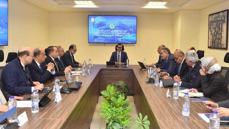 وزير الاستثمار والتجارة الخارجية يبحث مع مسؤولي الجهات المعنية سبل رفع كفاءة عمليات الإفراج الجمركي وتحسين الأداء بالمراكز اللوجستية