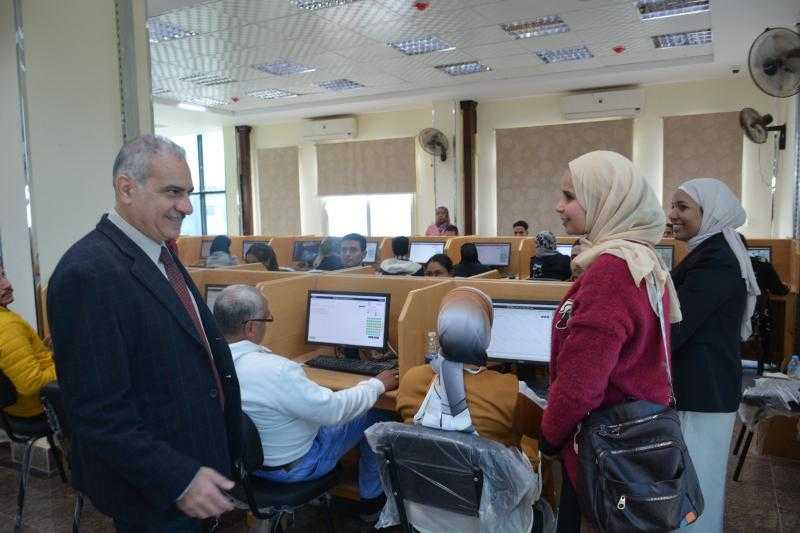 جامعة أسوان : مركز الاختبارات الإلكترونية يضم 730 جهاز لخدمة طلاب كليات المنظومة الصحية