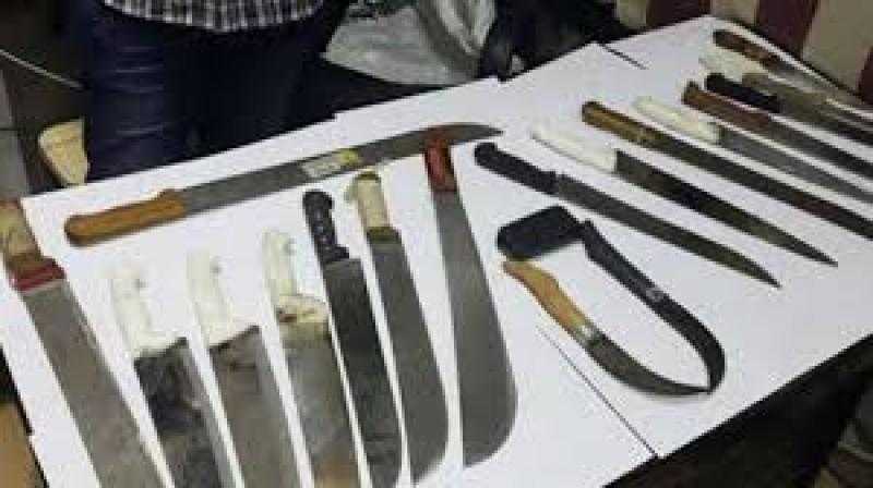 ضبط صاحب محل للإتجار بالأسلحة البيضاء دون ترخيص في البحيرة