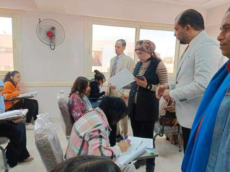 رئيس جامعة الأقصر تتفقد سير امتحانات نهاية الفصل الدراسي الأول بكلية التربية