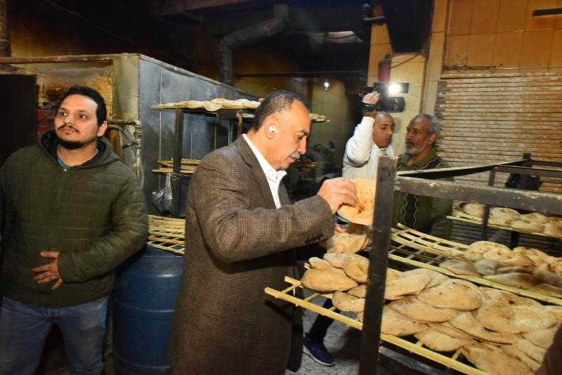 محافظ أسيوط يفاجئ المخابز البلدية للاطمئنان على جودة الخبز وتحرير محضر لمخبز ينتج رغيف خبز غير مطابق للمواصفات