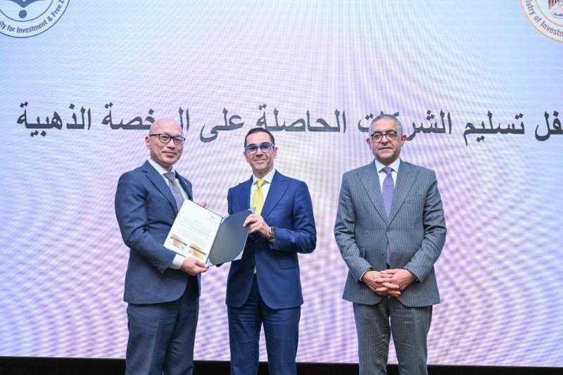 وزير الاستثمار والتجارة الخارجية يسلم ٩ رخص ذهبية جديدة لعدد من المشروعات الاستثمارية الاستراتيجية