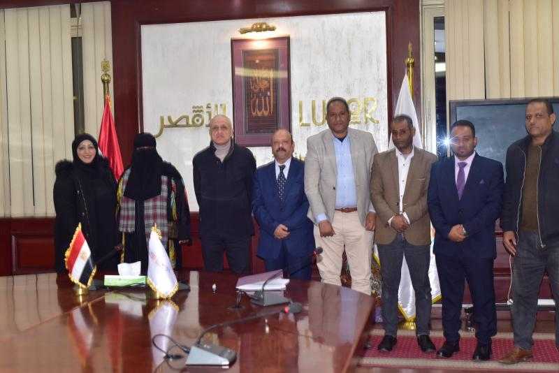 محافظ الأقصر يشهد توقيع عقود المجمعات الصناعية الحرفية بإسنا