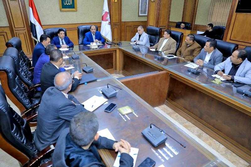 محافظ سوهاج يعقد اجتماعًا مع رؤساء الوحدات المحلية ومسئولي ملف التقنين