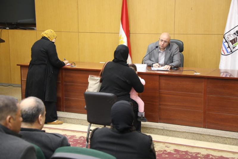 محافظ بني سويف يواصل عقد اللقاءات المفتوحة لبحث شكاوى ومطالب احتياجات المواطنين في القطاعات والمرافق وتوفير الحماية الاجتماعية