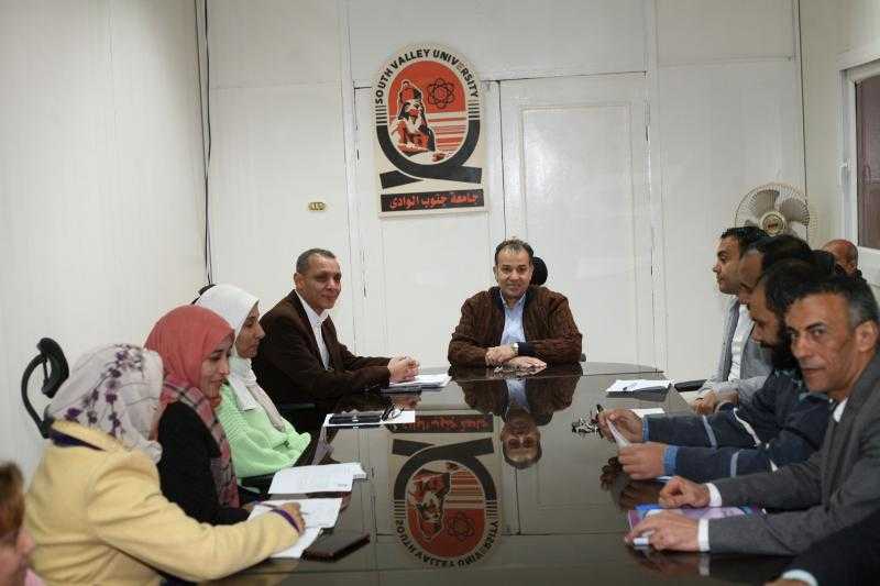 رئيس جامعة جنوب الوادي يلتقي فريق عمل الادارة العامة لنظم المعلومات والتحول الرقمي