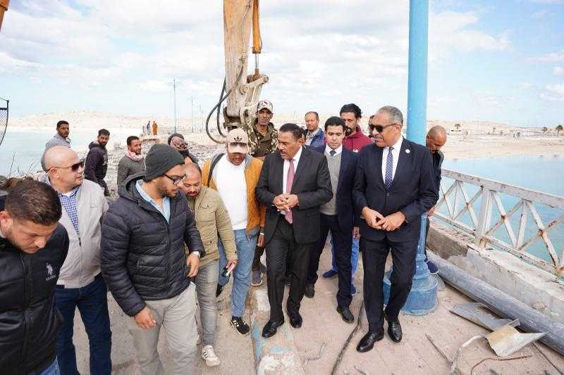 محافظ مطروح يتفقد أعمال إحلال وتجديد كوبري روميل