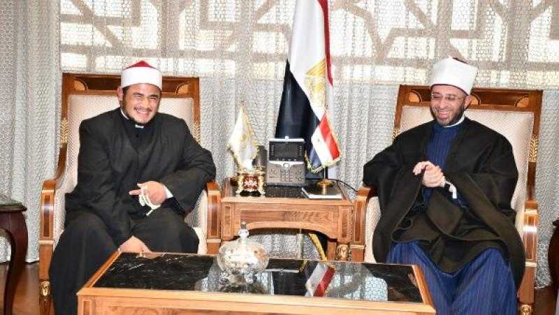 الأزهري يستقبل الشاب محمود نجاح أبو زينة «صاحب واقعة القطة الشهيرة»