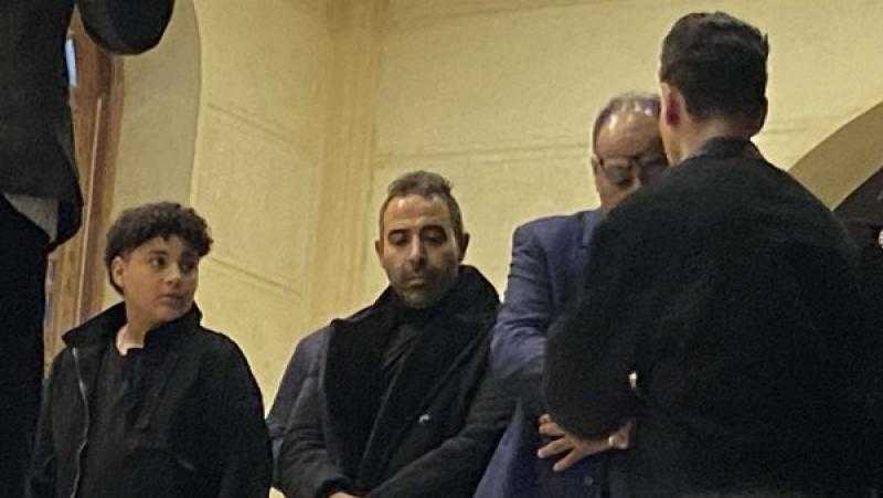 محمد عدوية ينهار بالبكاء في عزاء والده