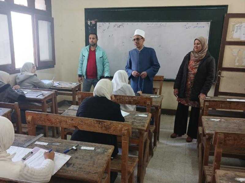 رئيس القاهرة الأزهرية يتابع امتحانات النقل الثانوي بمعاهد إدارة جنوب