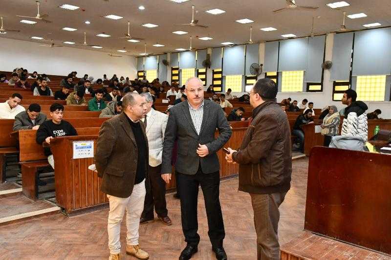 رئيس جامعة قناة السويس يتفقد سير الامتحانات بكليتي التجارة والهندسة في الفترة المسائية