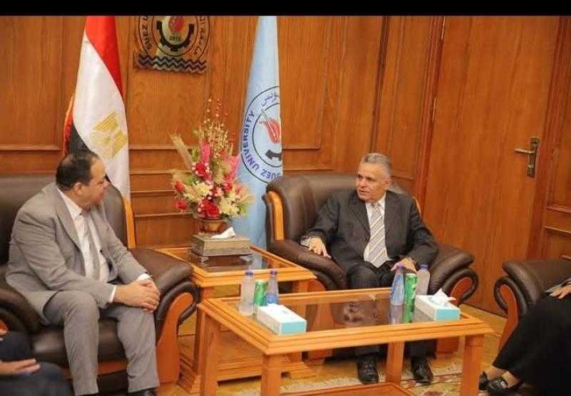رئيس جامعة السويس يستقبل رئيس الهيئة العامة لمحو الأمية وتعليم الكبار