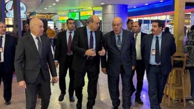 وزير الطيران يفتتح استراحة جديدة لرجال الأعمال بمطار القاهرة ويتفقد حركة التشغيل