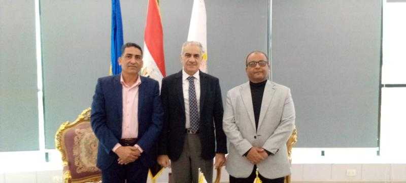جامعة أسوان تبحث سبل التعاون مع هيئة البريد المصري لإنشاء فرع بالحرم الجامعي بمدينة أسوان الجديدة