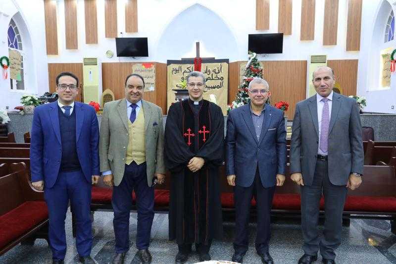 رئيس جامعة الزقازيق يهنئ راعي الكنيسة الإنجيلية والإخوة الأقباط احتفالاً بأعياد الميلاد المجيدة