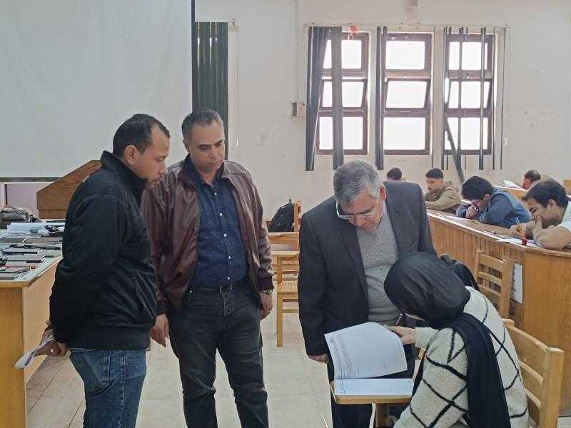 1980 طالب وطالبة يؤدون امتحانات الفصل الدراسي الأول بكلية الهندسة بجامعة قناة السويس