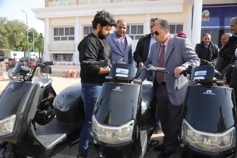 دراجات نارية كهربائية صديقة للبيئة بجامعة جنوب الوادي