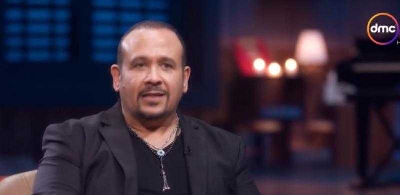 هشام عباس يتعرض لوعكة صحية ويمنع من الكلام لمدة 10 أيام