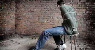 ضبط شخصين وسيدة بتهمة احتجاز شاب وإجباره على توقيع إيصال أمانة بالقاهرة